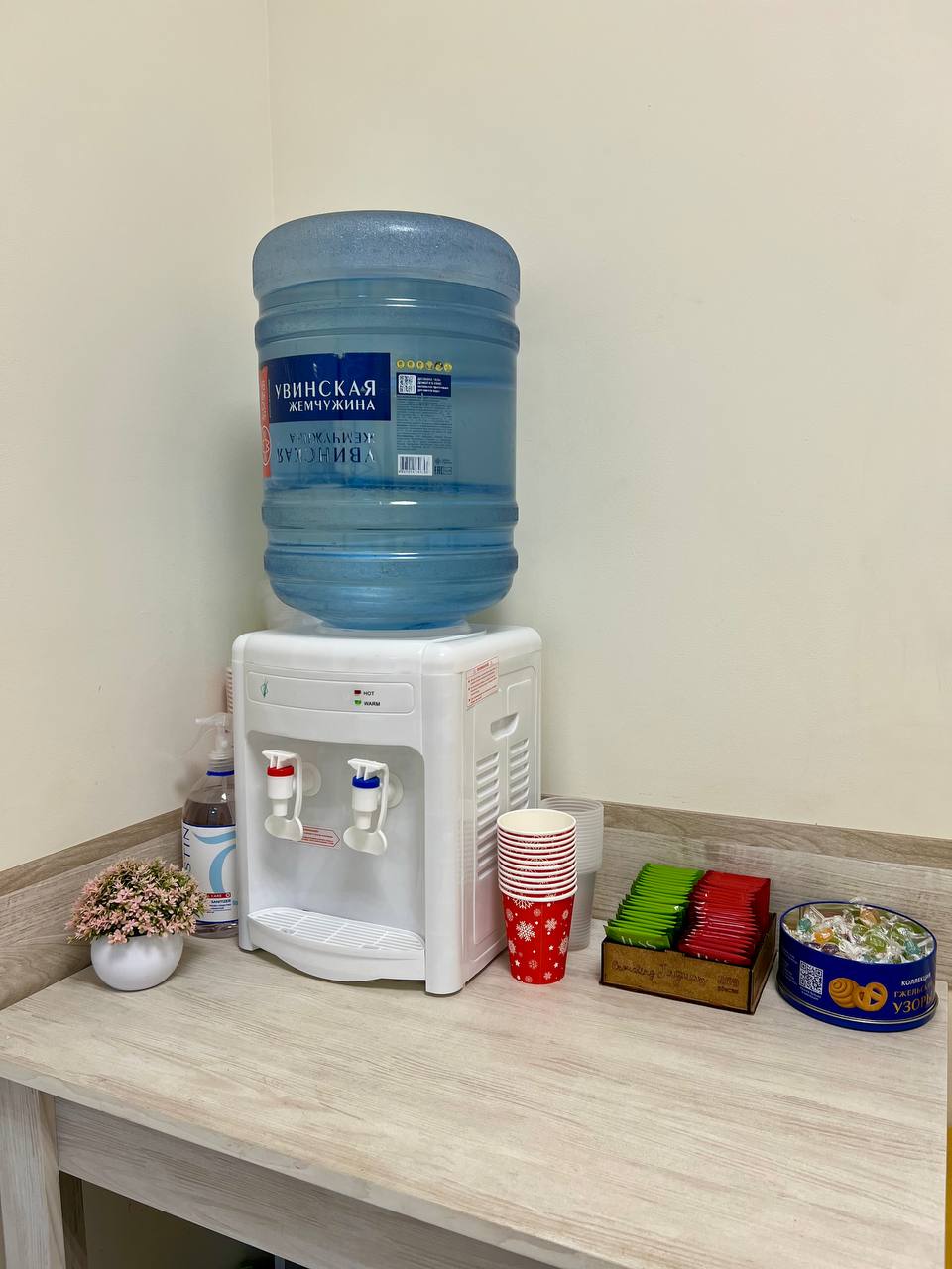 Кулер с водой, чай и угощения для родителей